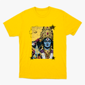 Camiseta com estampa frontal de uma figura feminina em estilo artístico, adornada com joias e detalhes florais, destacando expressões culturais e místicas.