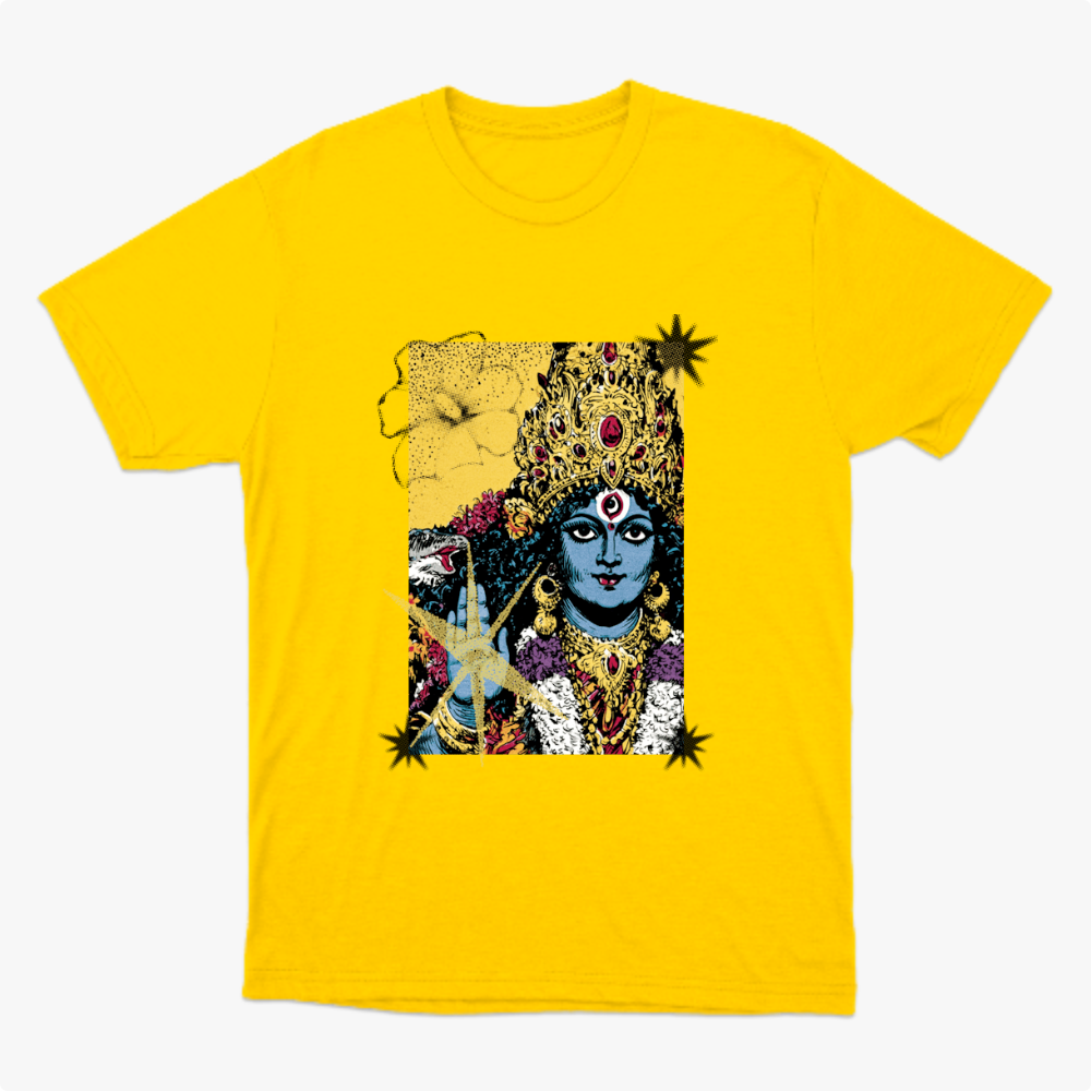 Camiseta com estampa frontal de uma figura feminina em estilo artístico, adornada com joias e detalhes florais, destacando expressões culturais e místicas.