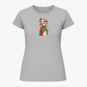 Camiseta com estampa frontal de urso estilizado usando óculos de sol com elementos geométricos e círculos sobrepostos, criando um efeito visual moderno.