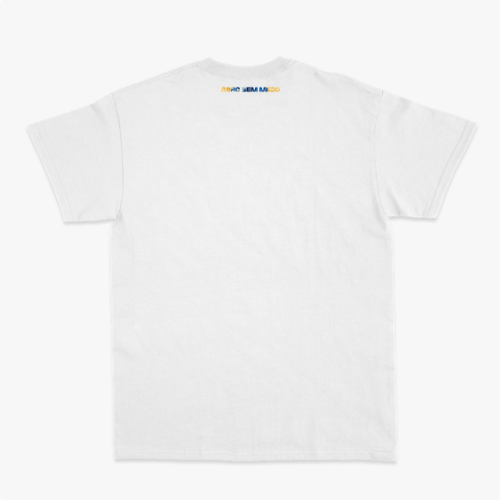 Camiseta com estampa frontal da palavra "BRASIL" composta por imagens icônicas e detalhes diversos, e estampa traseira discreta em texto estilizado na parte superior.