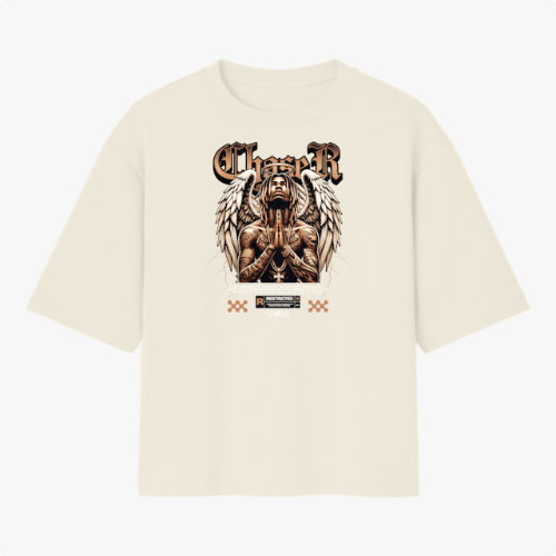 Camiseta com estampa frontal de figura com asas e mãos postas em pose de oração, cercada por elementos gráficos e texto em estilo gótico.