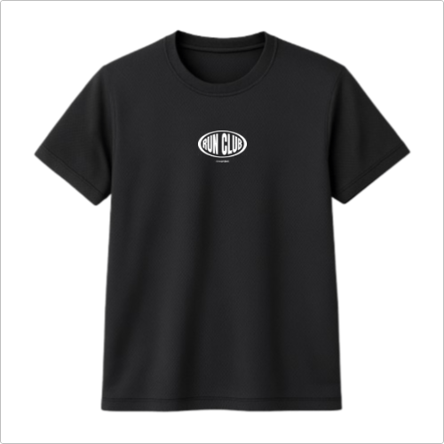Camiseta com estampa frontal de logotipo oval com as palavras "RUN CLUB", seguidas de texto menor centralizado logo abaixo.