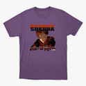 Camiseta com estampa frontal de personagem de anime com expressão intensa abaixo de texto grande e estilizado, incluindo título e caracteres japoneses.