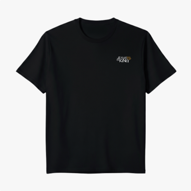 Camiseta com estampa frontal de "Jesus is King" decorada com uma coroa e estampa traseira apresentando cruz refletida na água com "Jesus is King".