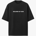 Camiseta com estampa frontal de texto "SOLDIER OF GOD" em tipografia destacada e centralizada.