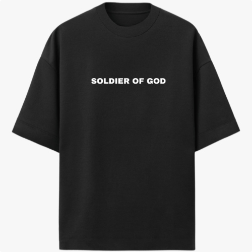 Camiseta com estampa frontal de texto "SOLDIER OF GOD" em tipografia destacada e centralizada.