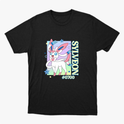 Camiseta com estampa frontal de personagem com fitas, estrelas ao redor, texto vertical "SYLVEON" e "#0700".