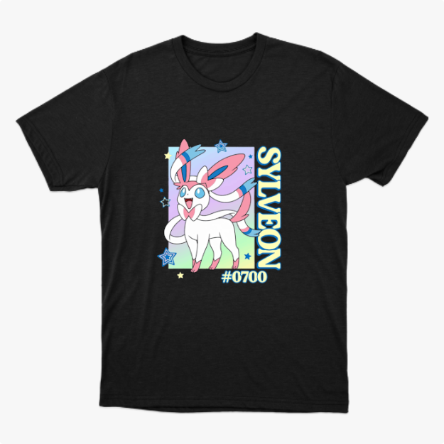 Camiseta com estampa frontal de personagem com fitas, estrelas ao redor, texto vertical "SYLVEON" e "#0700".