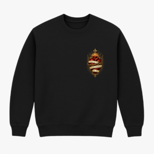 Moletom com estampa frontal de coração flamejante com coroa espinhada e cruz, envolto por faixa com texto, e estampa traseira de logotipo com coroa acima.