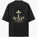 Camiseta com estampa frontal de lettering "God is Good" em estilo grafite e estampa traseira de crucifixo sobre a palavra "Jesus" e texto relacionado.