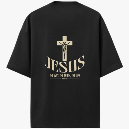 Camiseta com estampa frontal de lettering "God is Good" em estilo grafite e estampa traseira de crucifixo sobre a palavra "Jesus" e texto relacionado.