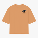 Camiseta com estampa frontal de um planeta com os dizeres "Void Infinity" e estampa traseira do mesmo planeta sobre fundo de linhas com repetição do texto.