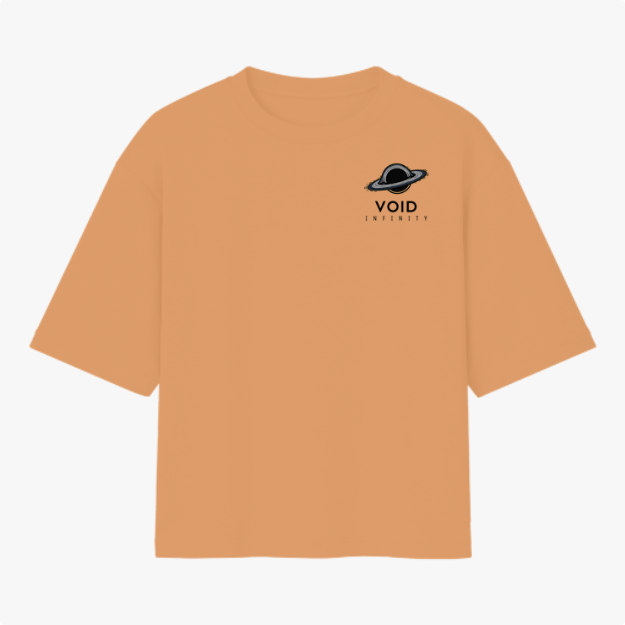 Camiseta com estampa frontal de um planeta com os dizeres "Void Infinity" e estampa traseira do mesmo planeta sobre fundo de linhas com repetição do texto.