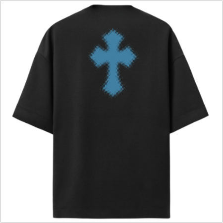 Camiseta com estampa frontal de "LZZYE CORP." acompanhada de um pequeno símbolo, e estampa traseira de uma grande cruz estilizada em destaque.