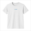 Camiseta com estampa frontal de marca discreta centralizada e estampa traseira de texto impactante em caixa alta, acompanhada de marca logo abaixo.
