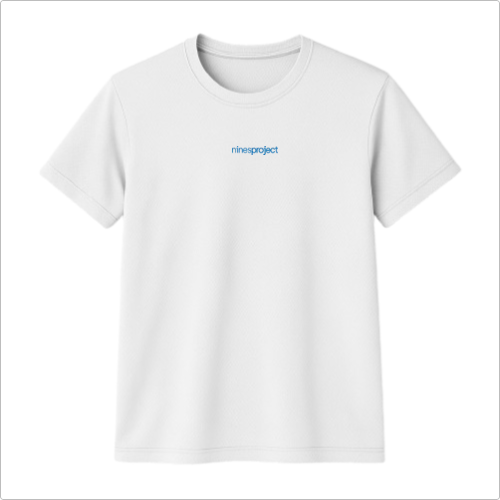 Camiseta com estampa frontal de marca discreta centralizada e estampa traseira de texto impactante em caixa alta, acompanhada de marca logo abaixo.