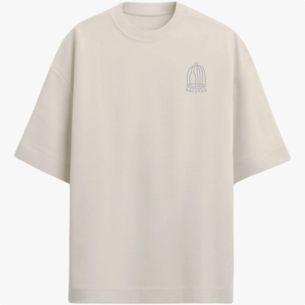 Camiseta com estampa frontal de uma gaiola estilizada acompanhada da palavra "RECORDS" em letras pequenas, criando um design minimalista e moderno.