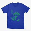 Camiseta com estampa frontal de personagem jovem de cabelo bagunçado, mãos em posição dramática e detalhes em quadrados verticais com texto estilizado.