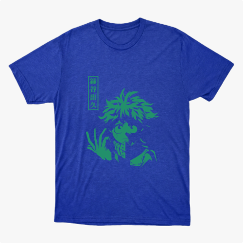 Camiseta com estampa frontal de personagem jovem de cabelo bagunçado, mãos em posição dramática e detalhes em quadrados verticais com texto estilizado.