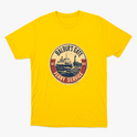 Camiseta com estampa frontal de um emblema circular apresentando um ferry estilizado, com inscrições que indicam "Baldur's Gate Ferry Service" e datas.
