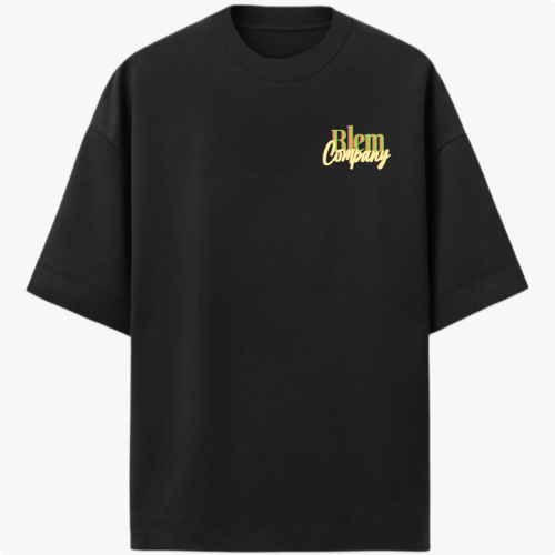 Camiseta com estampa frontal de "Blem Company" estilizado em tipografia mista e estampa traseira de uma cabeça clássica com rodelas de pepino nos olhos.