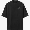 Camiseta com estampa frontal de pequeno círculo com um símbolo minimalista e estampa traseira de favela detalhada sob um grande sol laranja ao fundo.