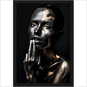 Quadro com estampa frontal de rosto feminino coberto por pintura metálica, destacando contrastes brilhantes e sombras dramáticas em fundo escuro.