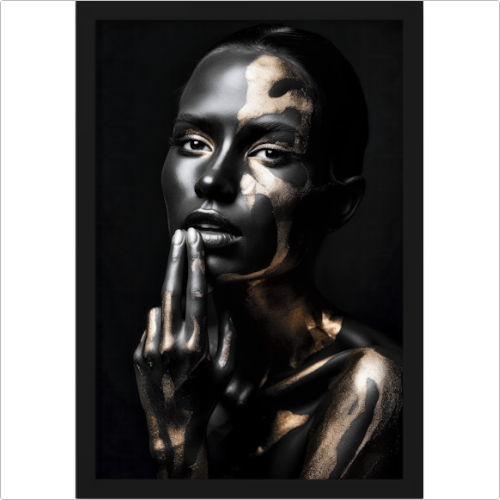 Quadro com estampa frontal de rosto feminino coberto por pintura metálica, destacando contrastes brilhantes e sombras dramáticas em fundo escuro.