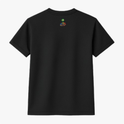Camiseta com estampa frontal de logo artístico com sol e silhueta de cavalo, e estampa traseira de bandeira sobre logo semelhante.