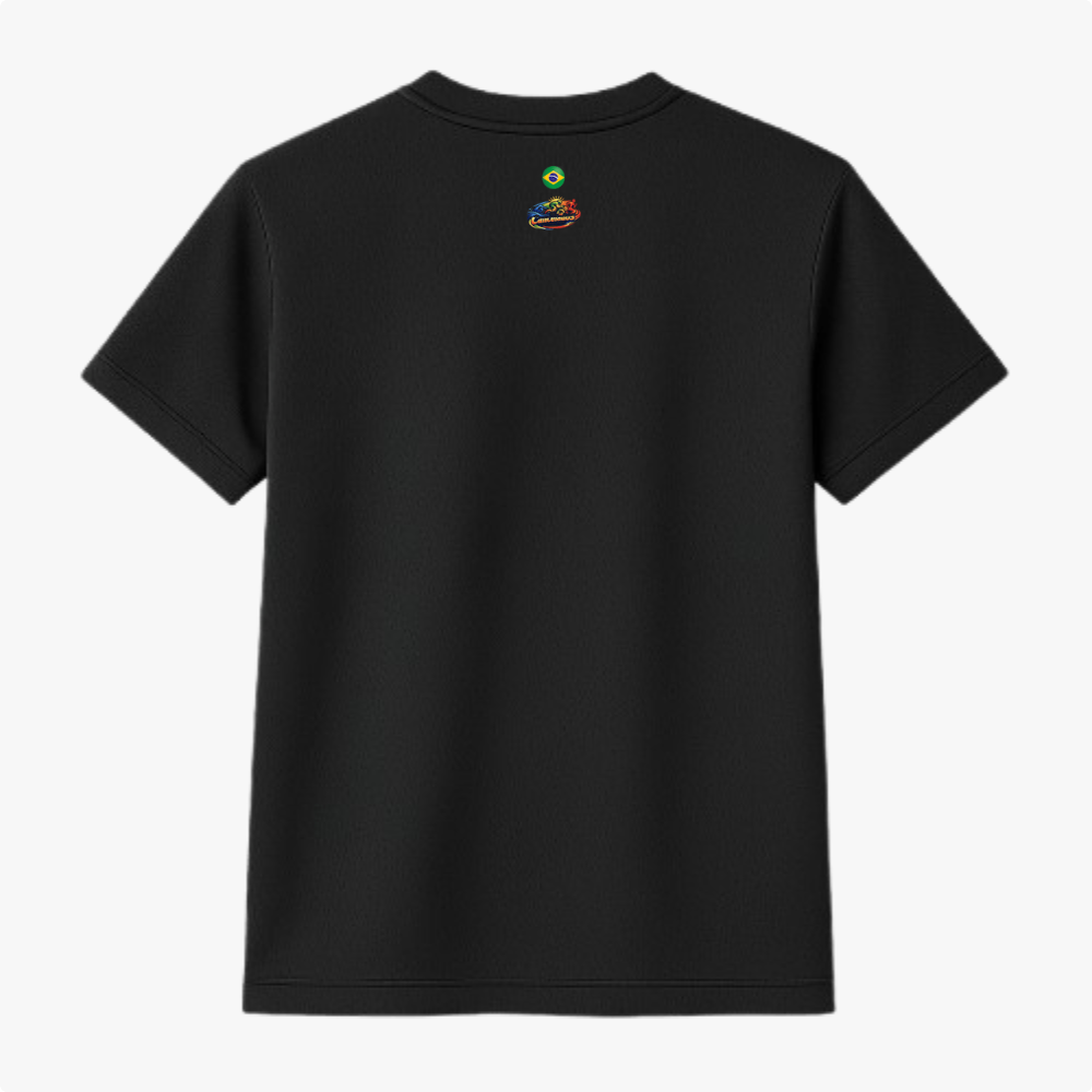 Camiseta com estampa frontal de logo artístico com sol e silhueta de cavalo, e estampa traseira de bandeira sobre logo semelhante.