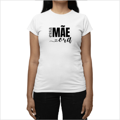 Camiseta com estampa frontal de texto, incluindo a frase "essa MÃE ora" em tipografia artística, combinando fontes estilizadas e cursivas.