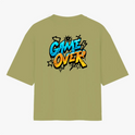 Camiseta com estampa traseira de "GAME OVER" em estilo grafite, cercada por elementos como raios, estrelas, olhos e um diamante de forma estilizada.