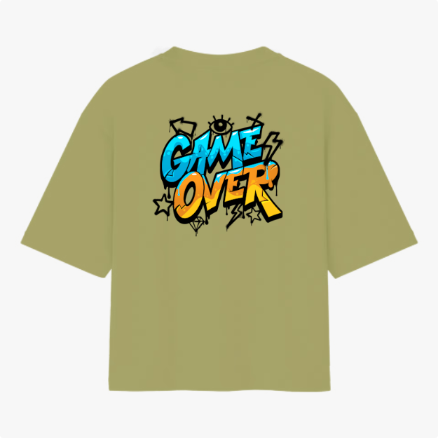Camiseta com estampa traseira de "GAME OVER" em estilo grafite, cercada por elementos como raios, estrelas, olhos e um diamante de forma estilizada.