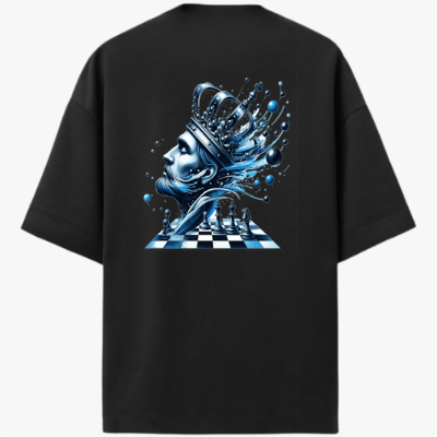 Camiseta com estampa frontal de "LUNOVA" e estampa traseira de rei xadrez detalhado em perfil com coroa, rodeado por peças sobre tabuleiro.