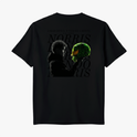 Camiseta com estampa frontal de número pequeno no peito e estampa traseira de pessoa olhando para um capacete com texto sobreposto em fundo escuro.