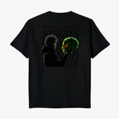 Camiseta com estampa frontal de número pequeno no peito e estampa traseira de pessoa olhando para um capacete com texto sobreposto em fundo escuro.