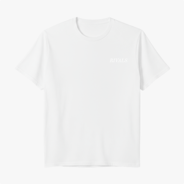 Camiseta com estampa frontal de "RIVALS" em letras elegantes e estampa traseira com imagem de carros de corrida, acompanhada das frases "NO SAFETY. NO MERCY" repetidas.