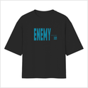 Camiseta com estampa frontal de palavra "ENEMY" em caixa alta, acompanhada de um pequeno texto "CONFRONTING" e o número "2125" ao lado direito.