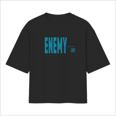 Camiseta com estampa frontal de palavra "ENEMY" em caixa alta, acompanhada de um pequeno texto "CONFRONTING" e o número "2125" ao lado direito.