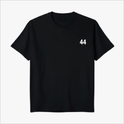 Camiseta com estampa frontal de número "44" e estampa traseira de figura de campeão segurando uma bandeira do Brasil, sobreposta a texto inspirador.