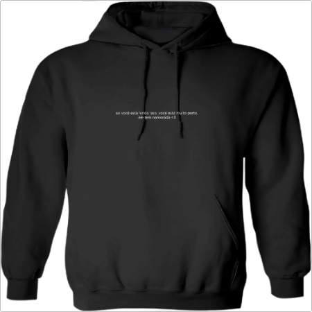 Moletom com estampa frontal de uma frase em estilo minimalista.