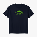 Camiseta com estampa frontal de "Marathon 1908 Londres 42,195 km" e estampa traseira de pequeno símbolo com forma de laço em destaque.