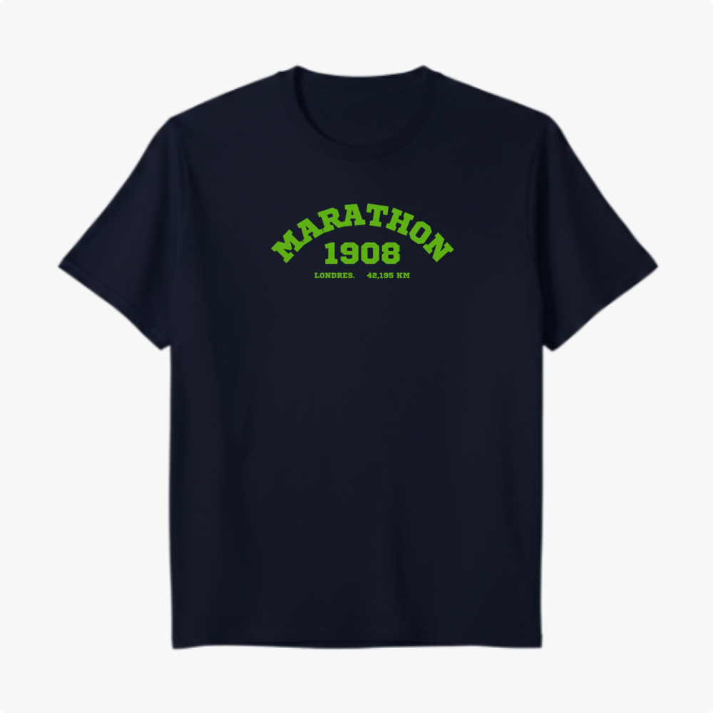 Camiseta com estampa frontal de "Marathon 1908 Londres 42,195 km" e estampa traseira de pequeno símbolo com forma de laço em destaque.