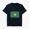 Camiseta com estampa frontal de anjo com asas brancas, repousando a cabeça sobre as mãos, destacando-se sobre um fundo retangular sólido.