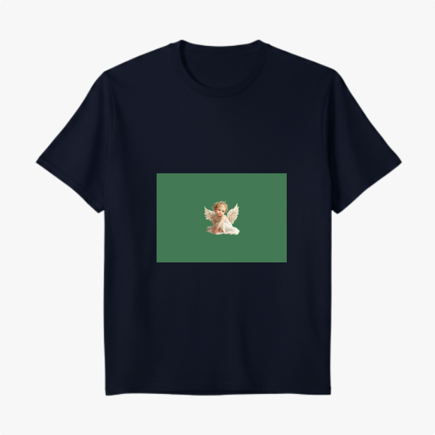 Camiseta com estampa frontal de anjo com asas brancas, repousando a cabeça sobre as mãos, destacando-se sobre um fundo retangular sólido.