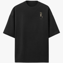 Camiseta com estampa frontal de rosto masculino em close com estilo gráfico e estampa traseira de homem em traje elegante emergindo de sombras e luz.