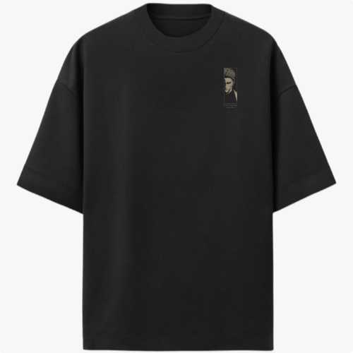 Camiseta com estampa frontal de rosto masculino em close com estilo gráfico e estampa traseira de homem em traje elegante emergindo de sombras e luz.