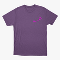 Camiseta com estampa frontal de assinatura estilizada em caligrafia cursiva e estampa traseira de diversos personagens em estilo cartunesco rodeados por elementos coloridos.