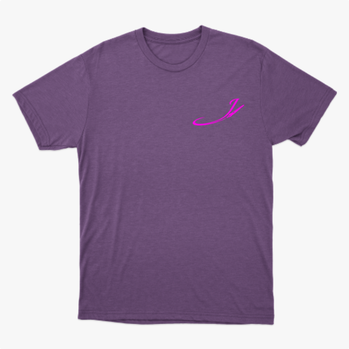 Camiseta com estampa frontal de assinatura estilizada em caligrafia cursiva e estampa traseira de diversos personagens em estilo cartunesco rodeados por elementos coloridos.