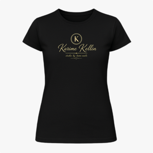 Camiseta com estampa frontal de um logotipo circular com a letra "K" centralizada, seguido do nome estilizado "Karime Kellin" e frase adicional.